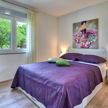 Dom wakacyjny House Mirna With Heated Swimming Pool And Jacuzzi *