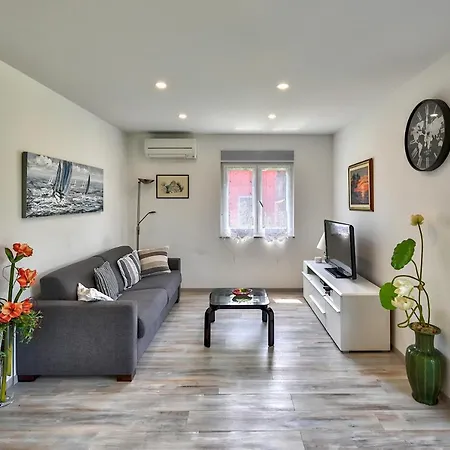 House Mirna With Heated Swimming Pool And Jacuzzi * Pula