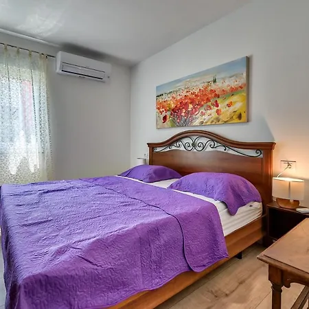 House Mirna With Heated Swimming Pool And Jacuzzi Pula