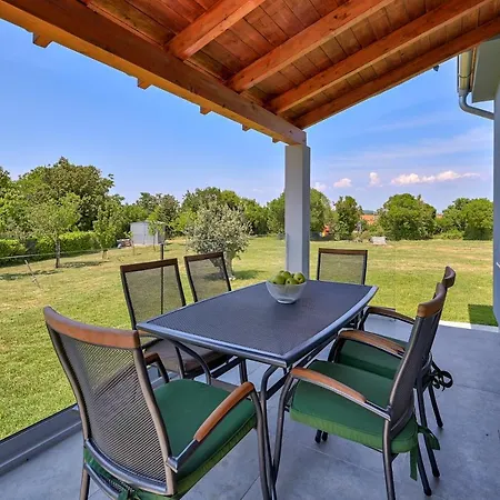 House Mirna With Heated Swimming Pool And Jacuzzi Σπίτι διακοπών *