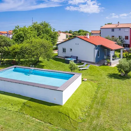 Casa de Férias House Mirna With Heated Swimming Pool And Jacuzzi *