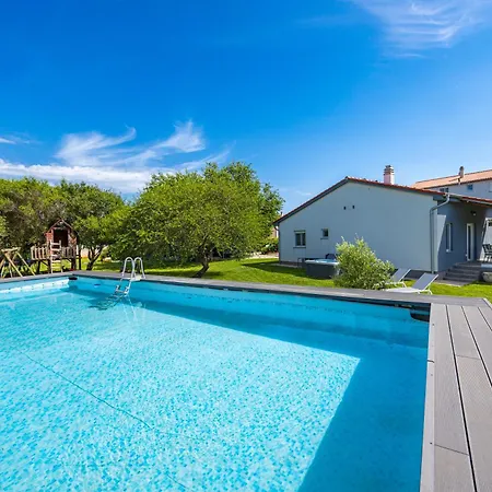 House Mirna With Heated Swimming Pool And Jacuzzi Holiday home *