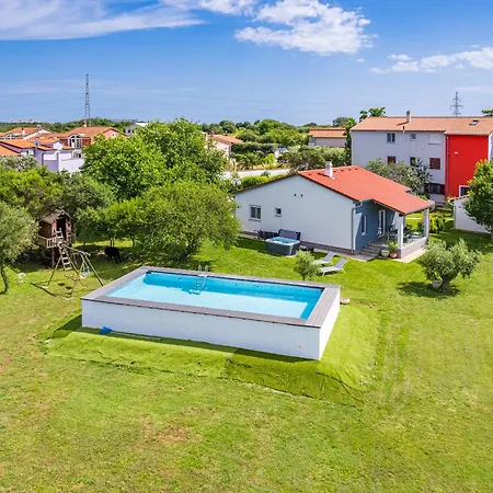 House Mirna With Swimming Pool And Jacuzzi Holiday home