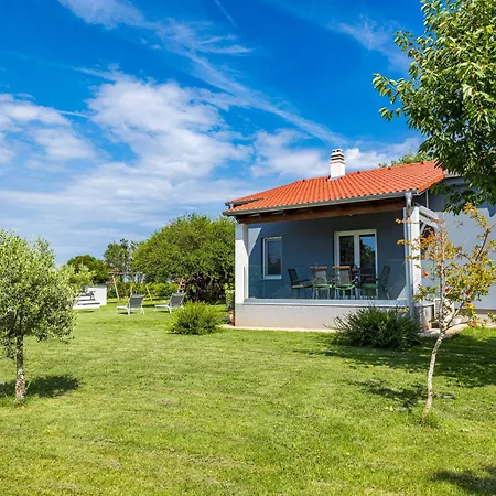 Holiday home House Mirna With Swimming Pool And Jacuzzi