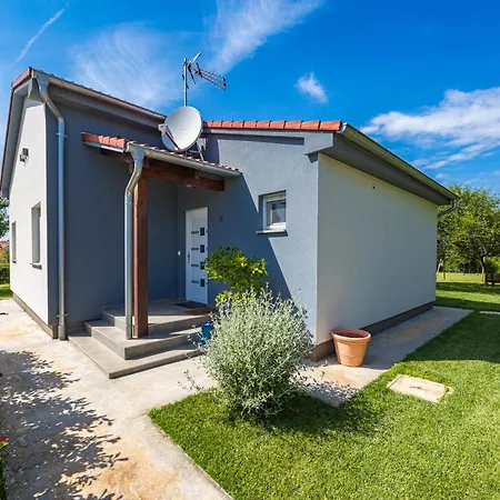 Casa de Férias House Mirna With Heated Swimming Pool And Jacuzzi Pula